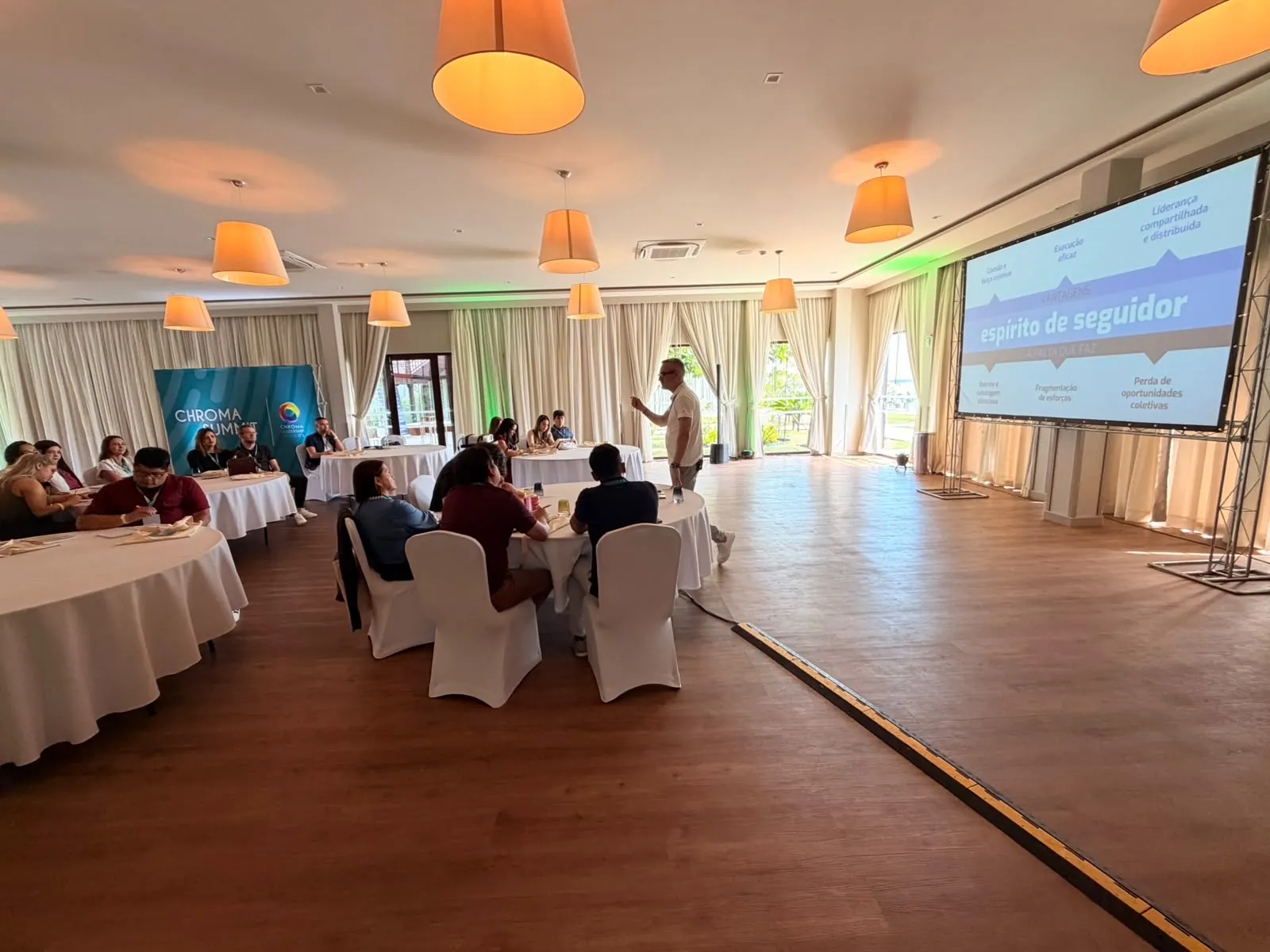 Turma do Chroma Summit em Belém trabalhando em grupos