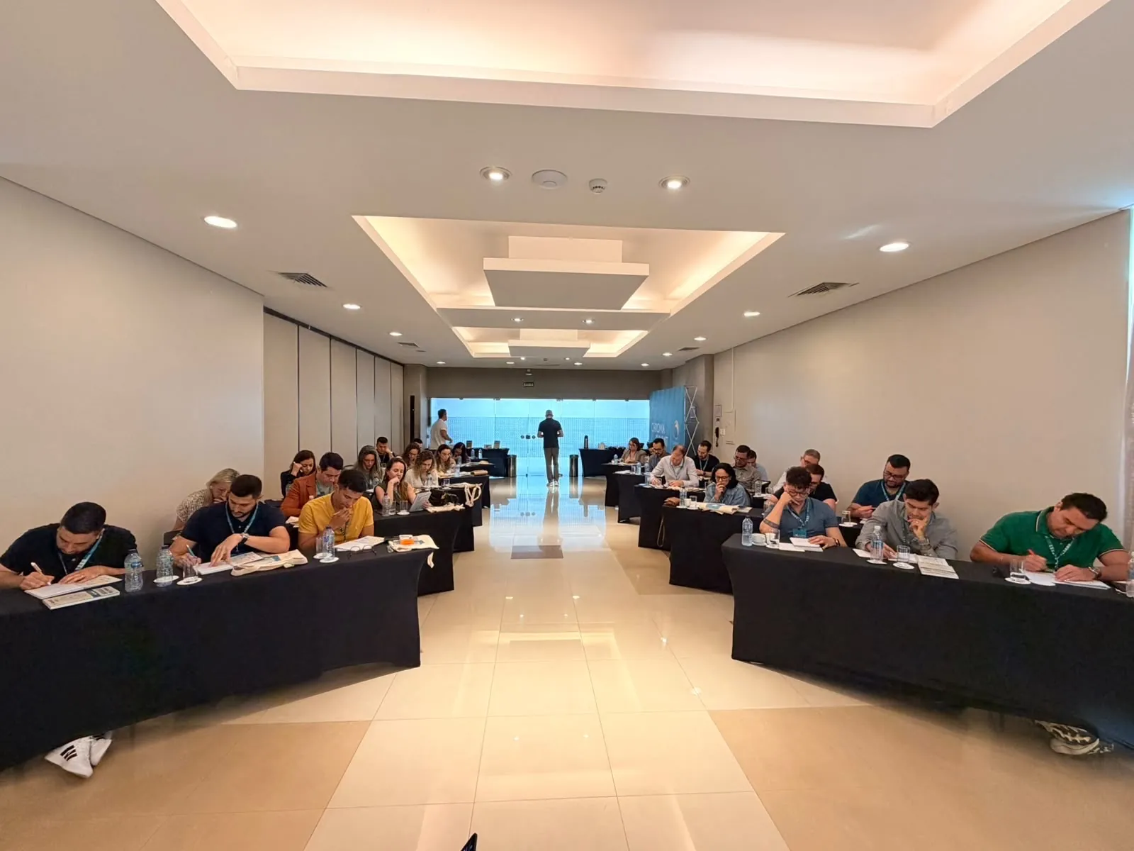 Gestores em atividade no Chroma Summit em Cuiabá